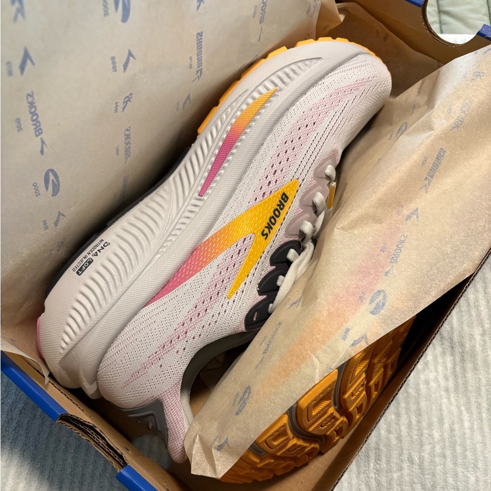 Brooks Ghost 17 Women's Shoes - Oyster, Apricot, Pink